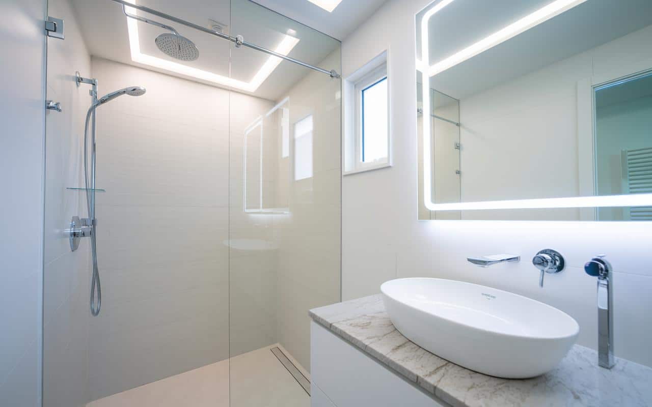 Dites adieu à la moisissure sur les parois de douche : découvrez ces deux ingrédients étonnants qui transforment votre nettoyage