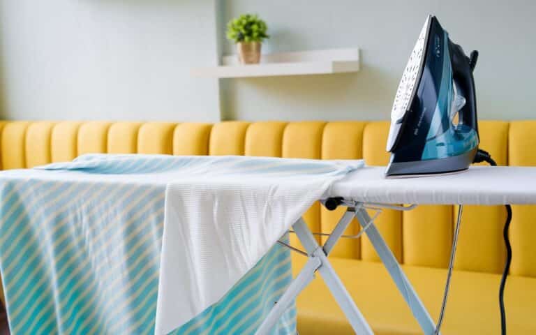 Dites adieu au repassage avec cette invention révolutionnaire qui repasse vos vêtements en seulement une minute