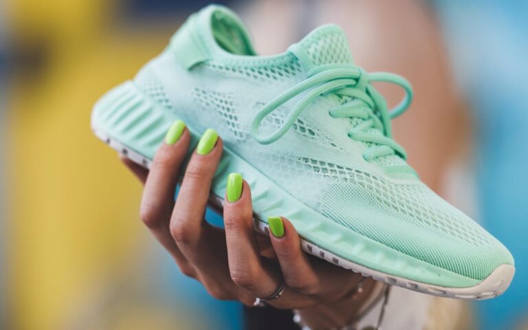 Vous en avez assez des semelles blanches tachées ? découvrez comment les rendre éclatantes à nouveau