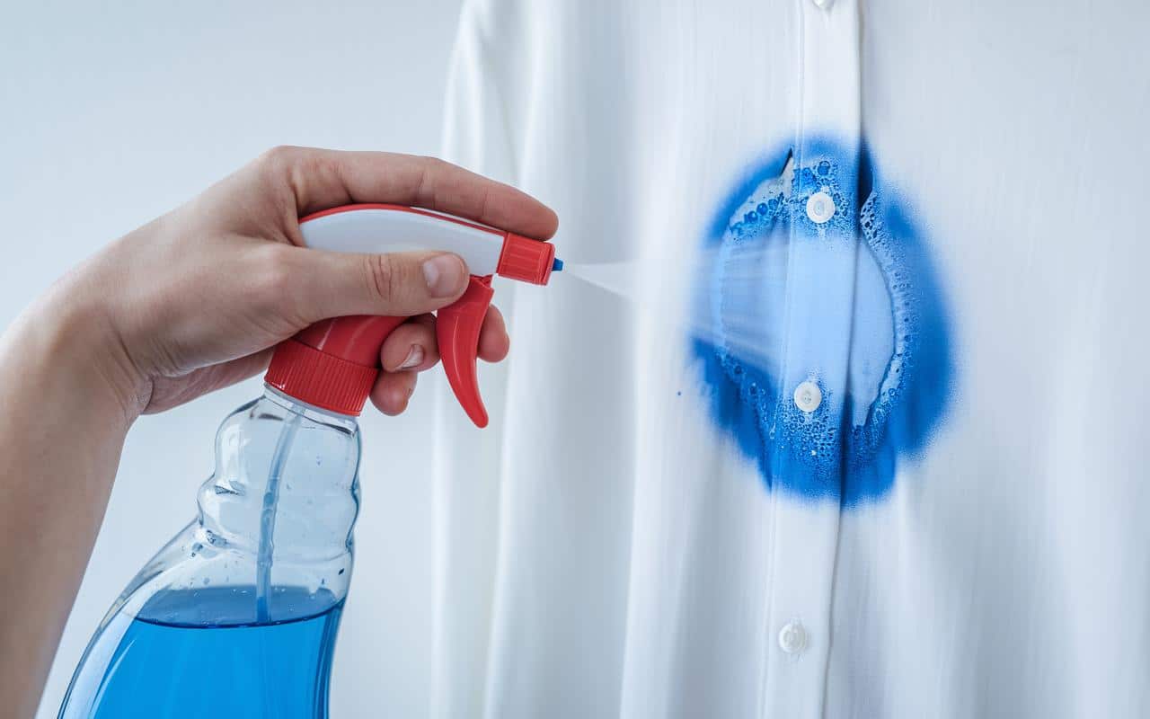 Vous pensiez que c’était fichu ? Voici comment enlever même les pires taches sur vos vêtements recyclés